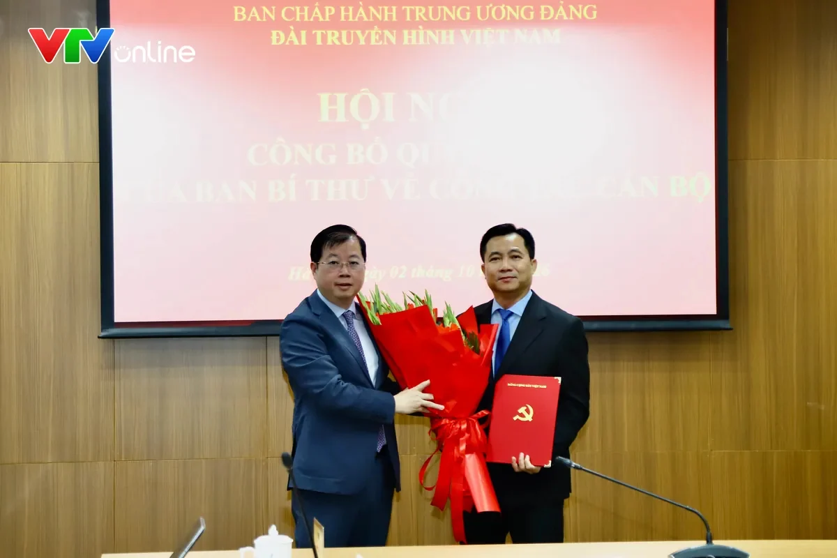 Ông Nguyễn Thanh Lâm, Tổng Giám đốc Đài Truyền hình Việt Nam trao quyết định cho ông Đỗ Thanh Hải. Ảnh: vtv.vn