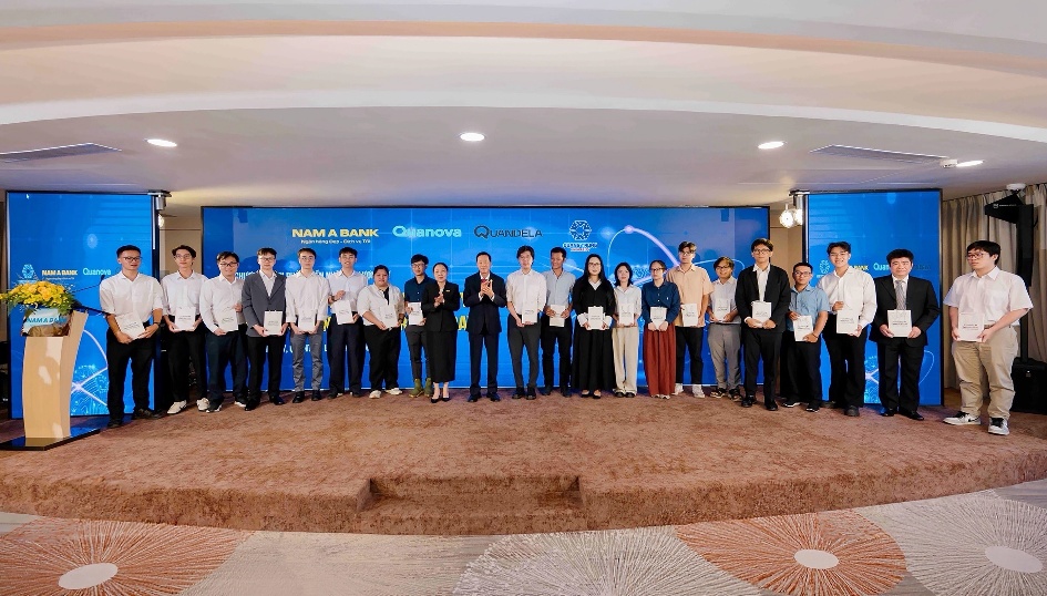 Lãnh đạo Nam A Bank chào mừng các ứng viên đến với chương trình.