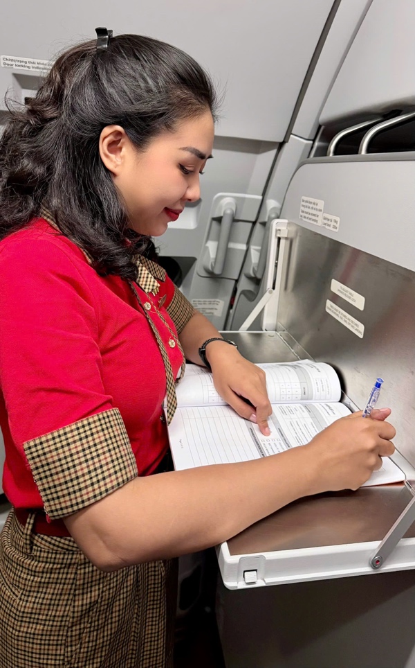 Tiếp viên hàng không Vũ Ngọc Huyền tin tưởng môi trường làm việc chuyên nghiệp tại Vietjet.
