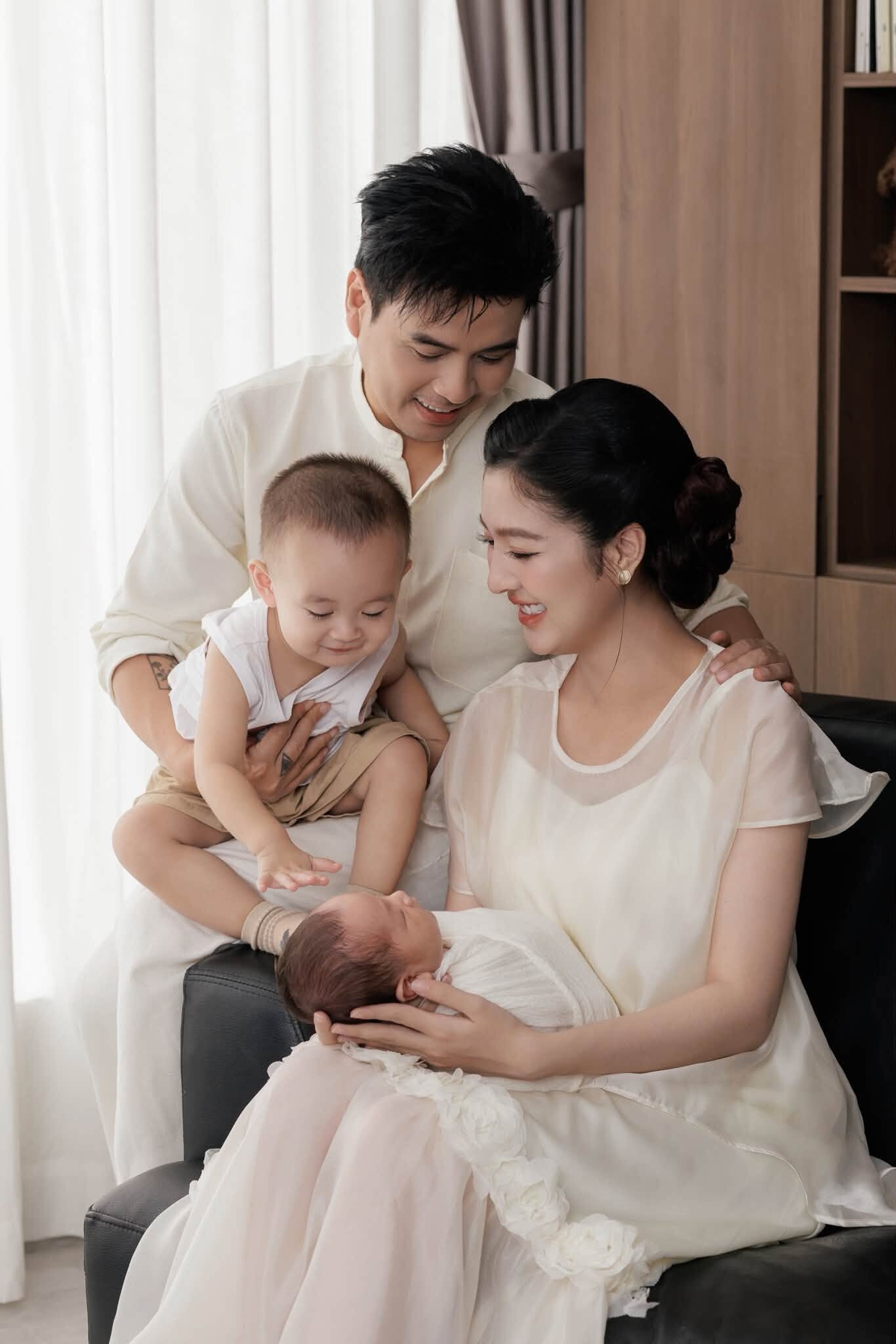 Mẹ vợ và 2 con trai Hồ Quang Hiếu gây chú ý - 2