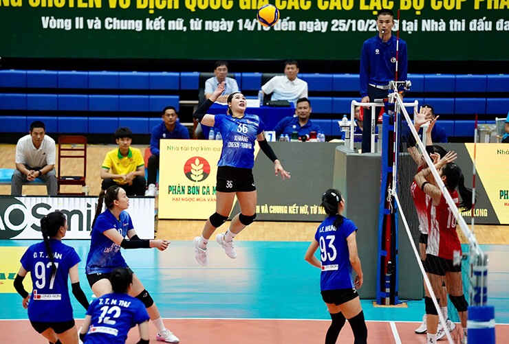 Chủ công&nbsp;Sasipaporn là điểm sáng duy nhất của Thanh Hóa trước CLB Thông tin