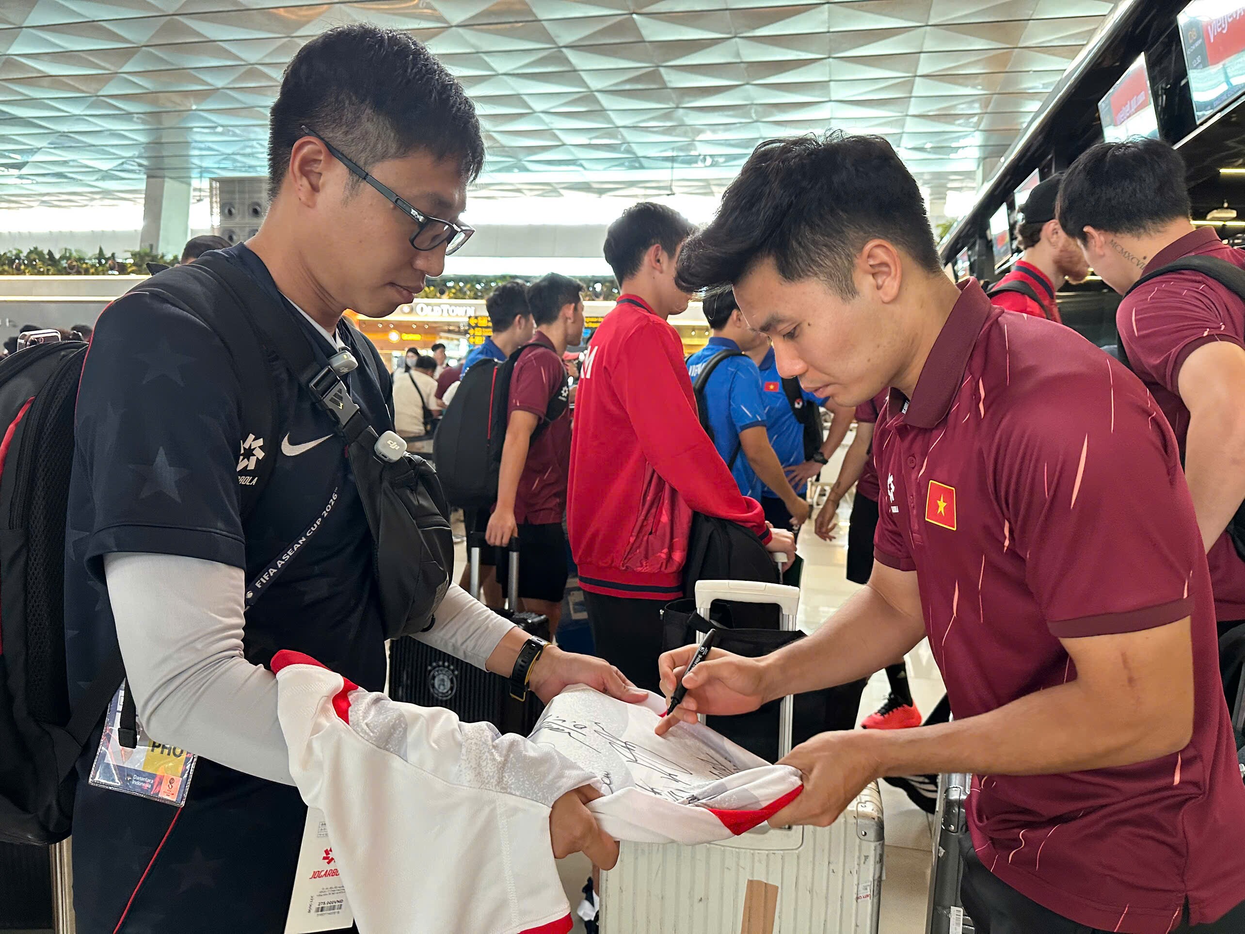 ĐT Việt Nam về nước sau hành trình ASEAN Cup, vì sao chỉ còn hơn 10 cầu thủ? - 4