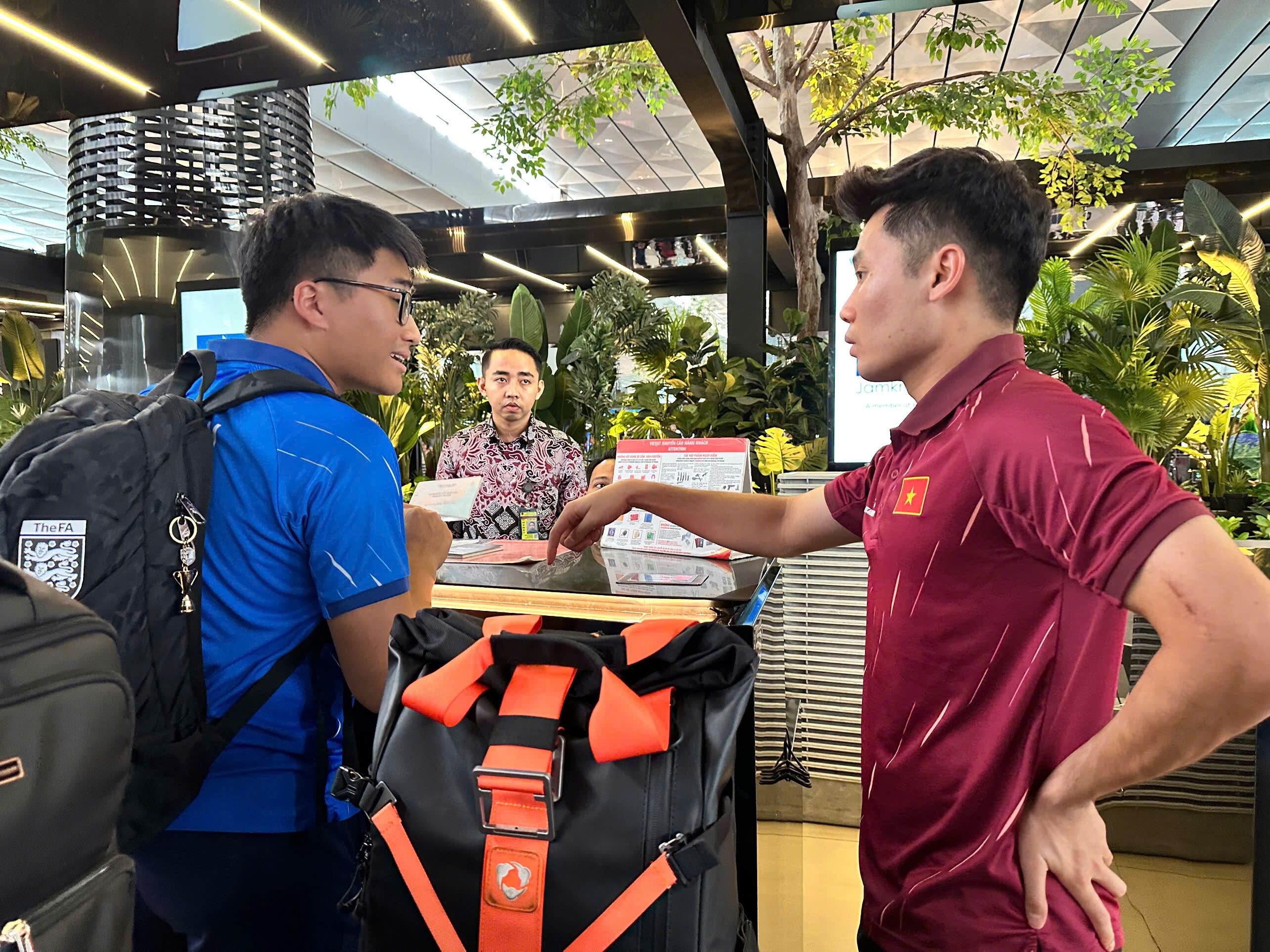ĐT Việt Nam về nước sau hành trình ASEAN Cup, vì sao chỉ còn hơn 10 cầu thủ? - 5