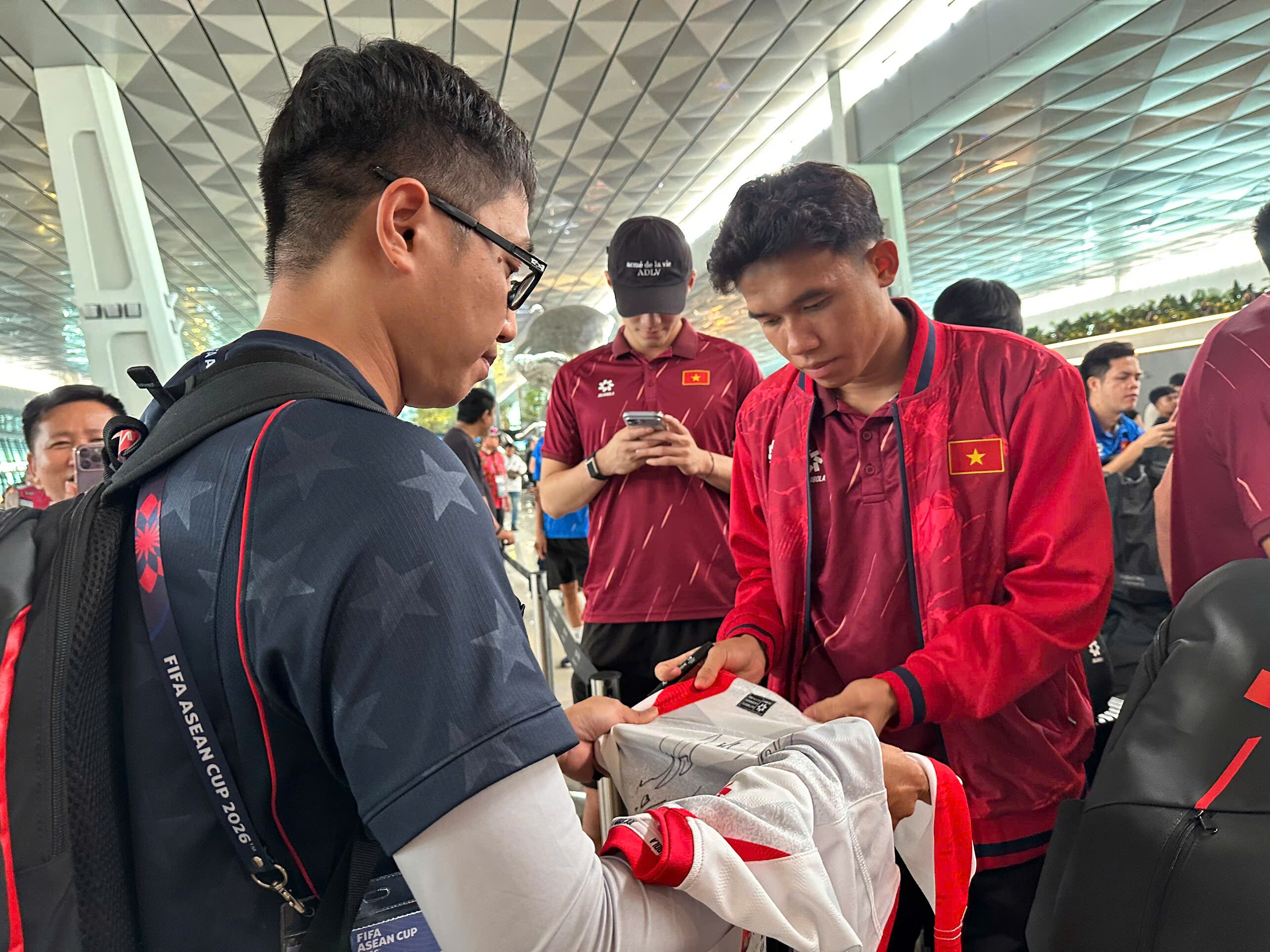 ĐT Việt Nam về nước sau hành trình ASEAN Cup, vì sao chỉ còn hơn 10 cầu thủ? - 6