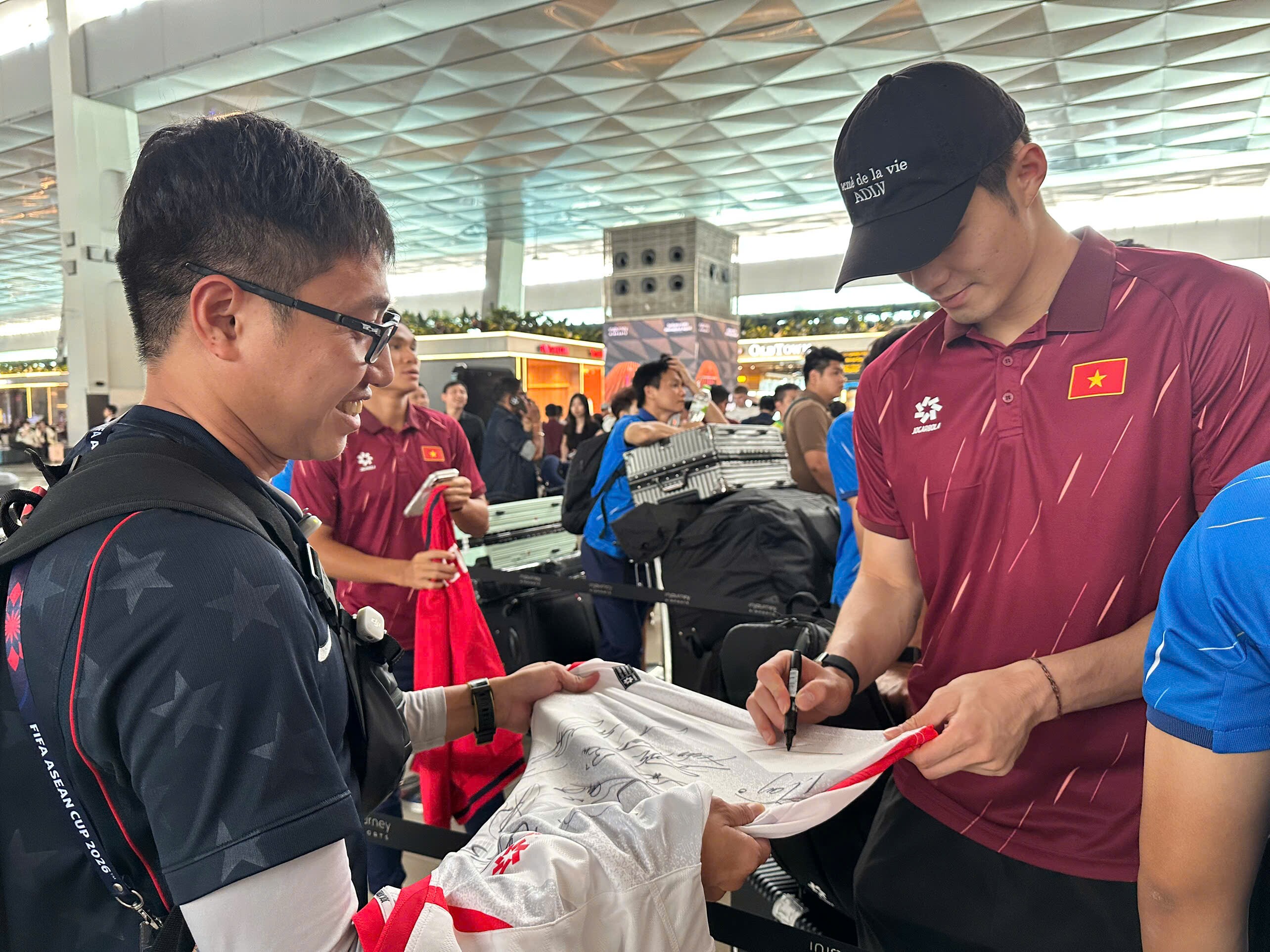 ĐT Việt Nam về nước sau hành trình ASEAN Cup, vì sao chỉ còn hơn 10 cầu thủ? - 7