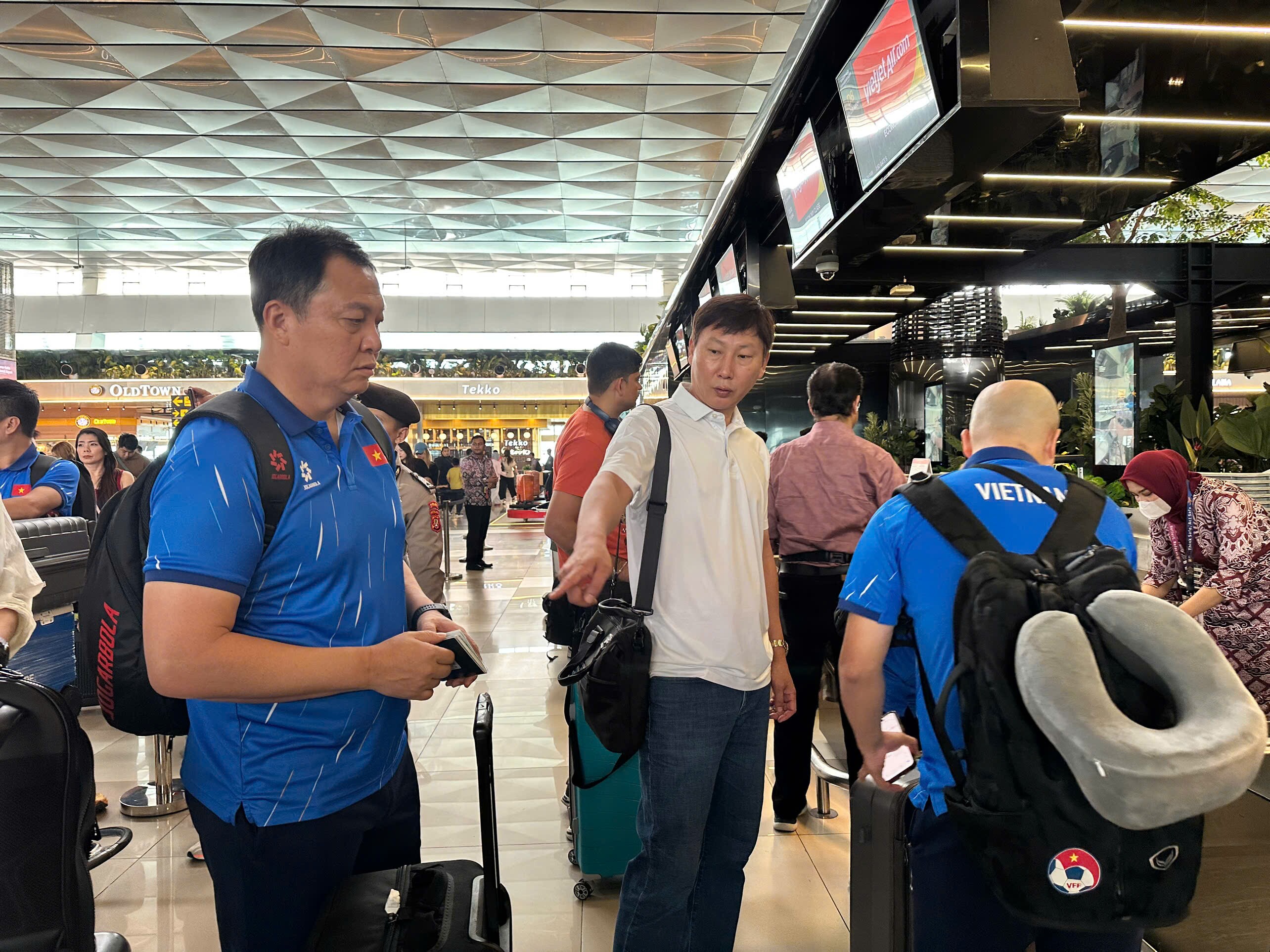 ĐT Việt Nam về nước sau hành trình ASEAN Cup, vì sao chỉ còn hơn 10 cầu thủ? - 9
