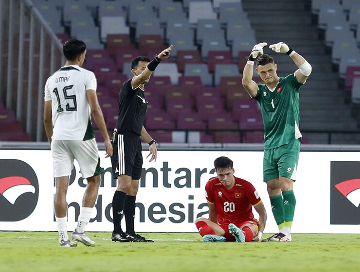 Việt Anh bị đau ở hiệp hai trận thắng Pakistan.